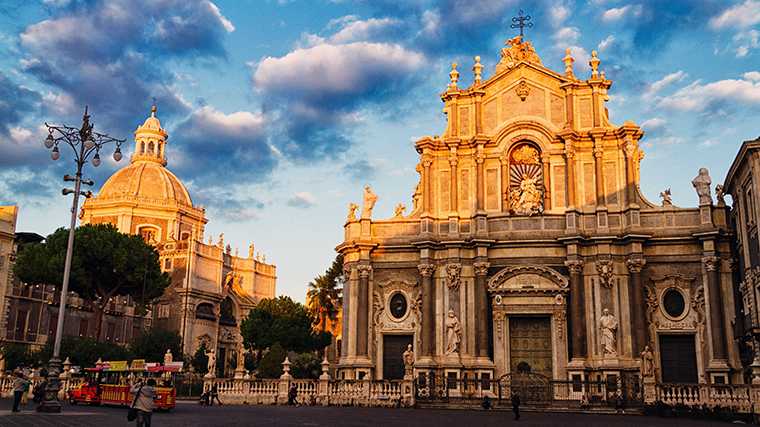 Het Piazza del Duomo in Catania, Sicilië.