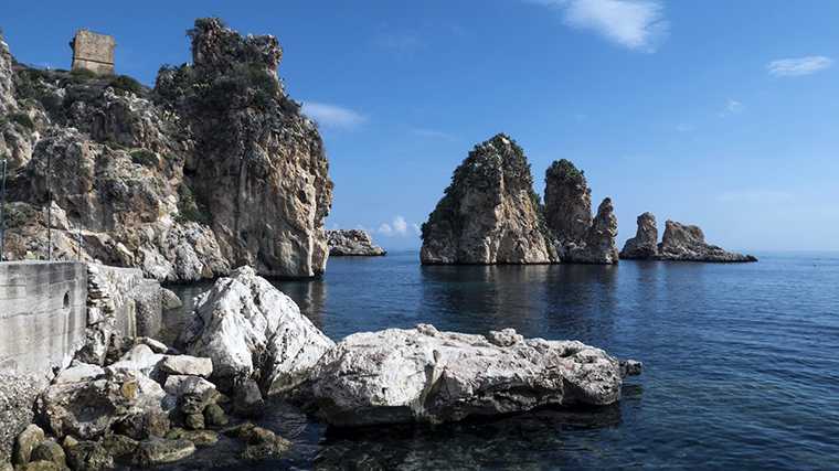 De rotsen bij het strand van Scopello, ten westen van Palermo.