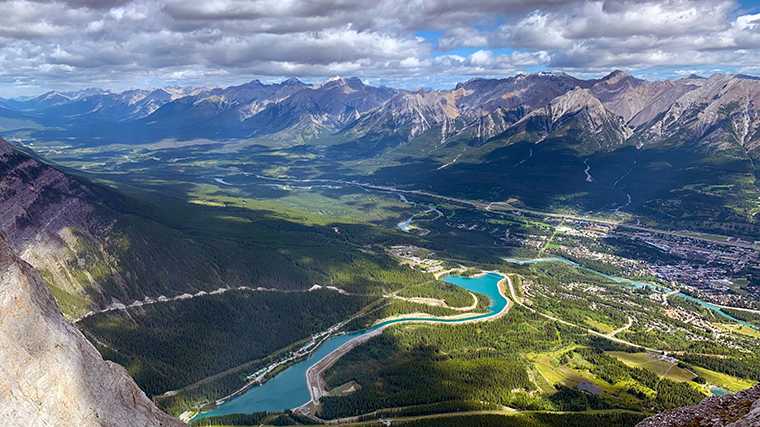 De vallei van de Bow River, gezien vanuit de bergen ten zuiden van Canmore.