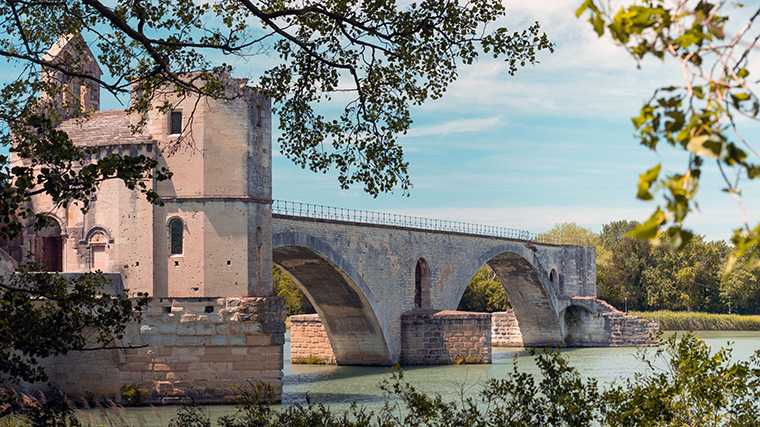 Alleen dit deel van de beroemde Pont d’Avignon is nog over.