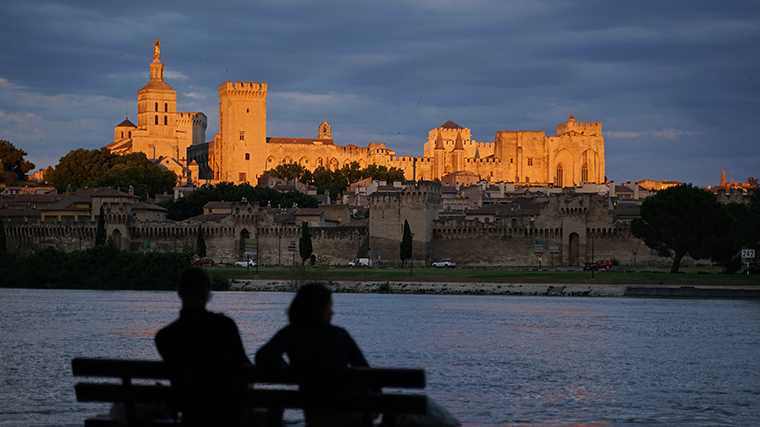 Zicht op Avignon vanaf de overkant van de Rhône.