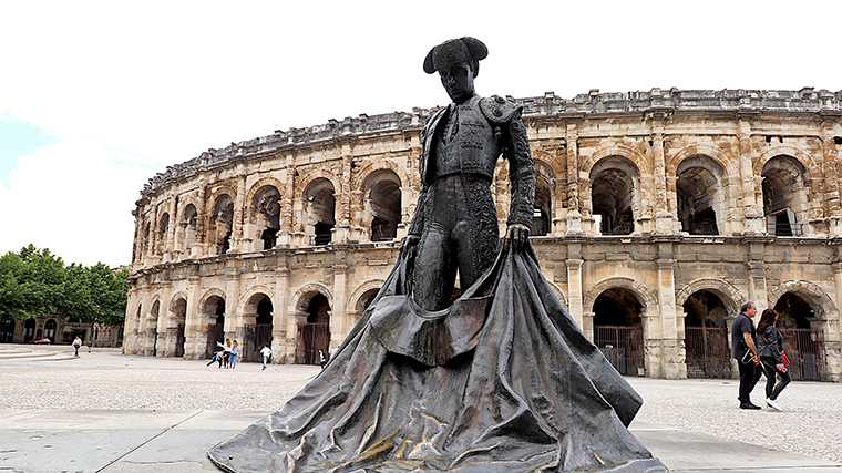 Het amfitheater en het beeld van de stierenvechter in Nîmes.