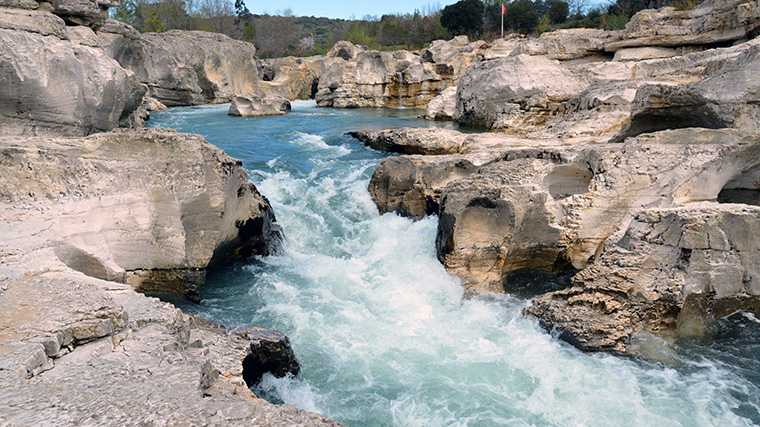 De stroomversnellingen bij het dorpje La Roque-Sur-Cèze.