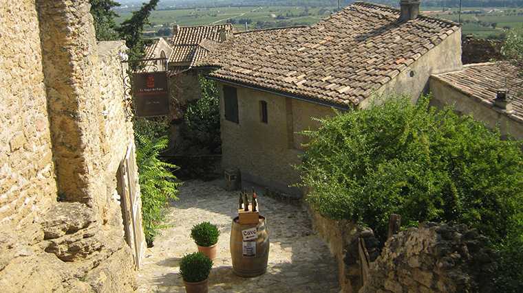In Châteauneuf-du-Pape is het nooit lang zoeken naar een cave om wijn te proeven.