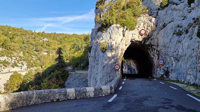 Een van de tunnels waar je met je huurauto doorheen rijdt op weg naar de Mont Ventoux.