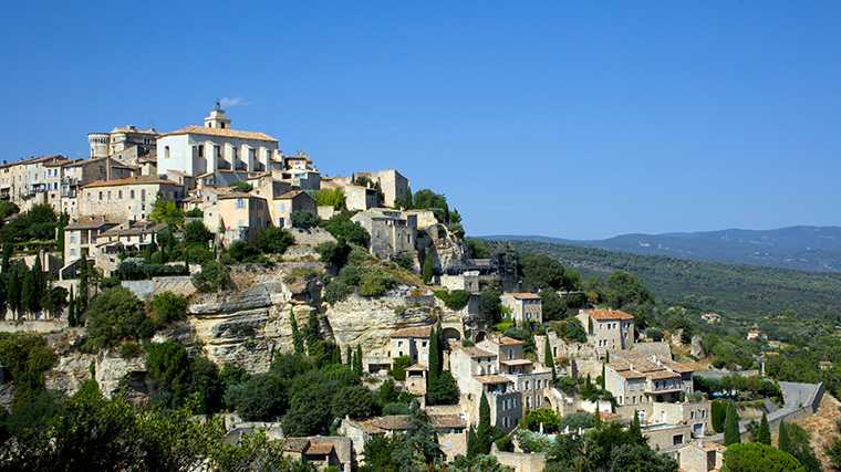 Gordes in de Luberon ligt hoog op een heuvel.