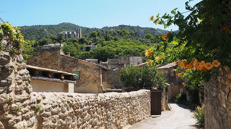 De toegang tot het dorpje Oppède-le-Vieux in de Luberon.