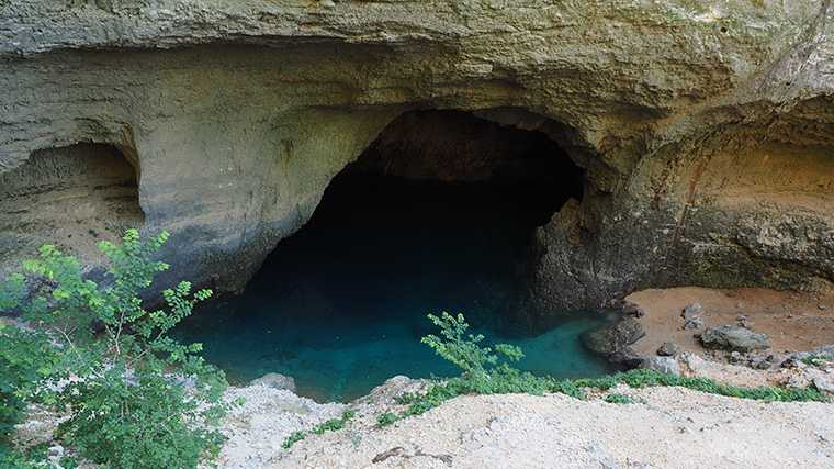 De grotten waar de rivier de Sorgue ontspringt.