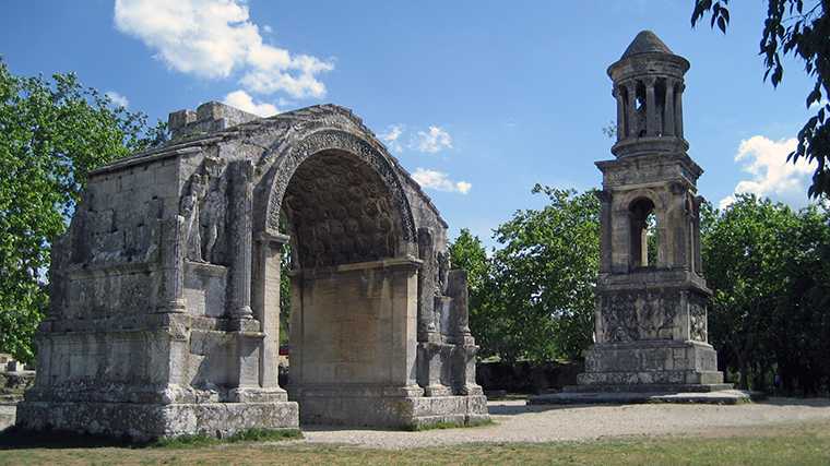 De triomfboog en het mausoleum in het Romeinse Glanum.
