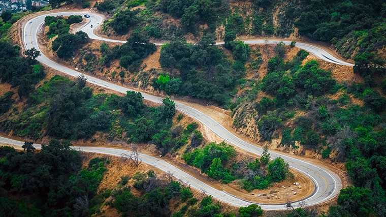 De kronkelige Glendora Mountain Road, net ten noorden van Los Angeles.