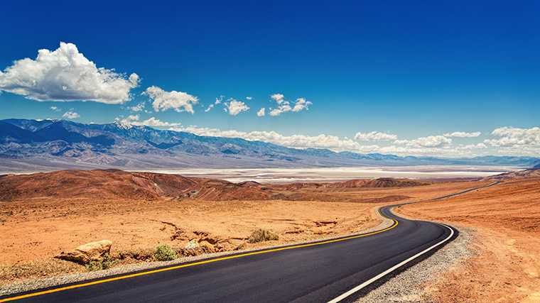 Een weg door Death Valley, op de route tussen Las Vegas en Los Angeles.