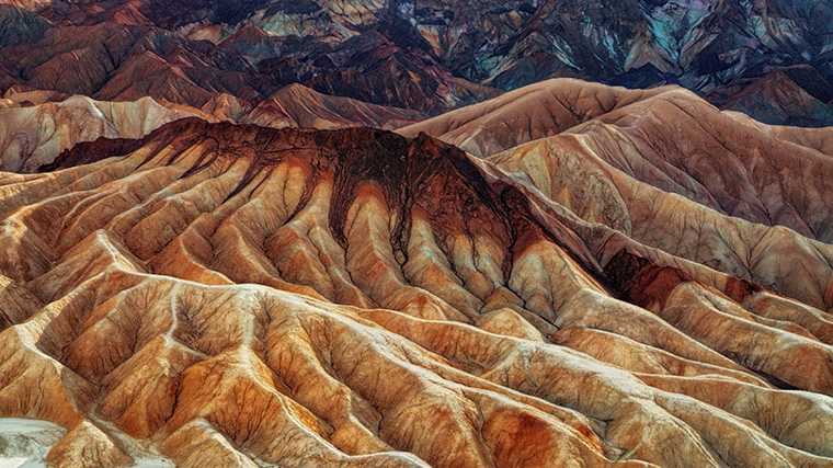 Zabriskie Point: kleurrijke badlands in Death Valley.