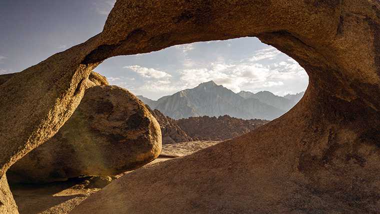 Mobius Arch in de Alabama Hills bij Lone Pine, Californië.