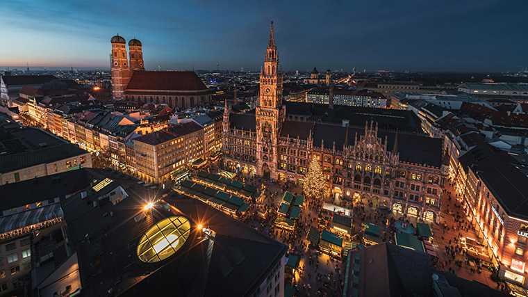 München in kerstsfeer met de kerstmarkt op de Marienplatz.