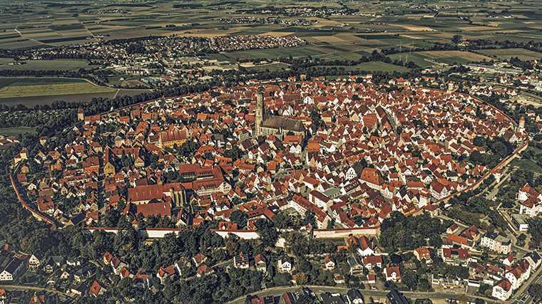 Nördlingen is een van de weinige nog volledig ommuurde stadjes in Duitsland.