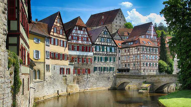 Vakwerkhuizen langs de rivier de Kocher in Schwäbisch Hall.