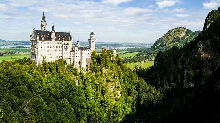Het kasteel Neuschwanstein in Beieren. (Foto: https://unsplash.com/@fclaydon)