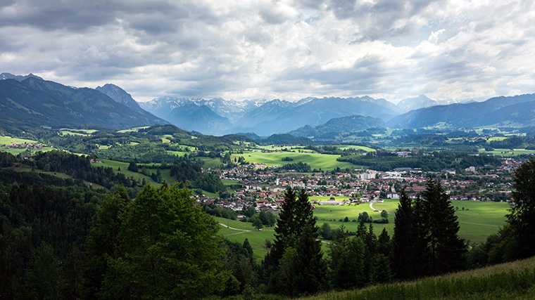 Uitzicht op het dorpje Burgberg-im-Allgäu in het zuiden van Duitsland.