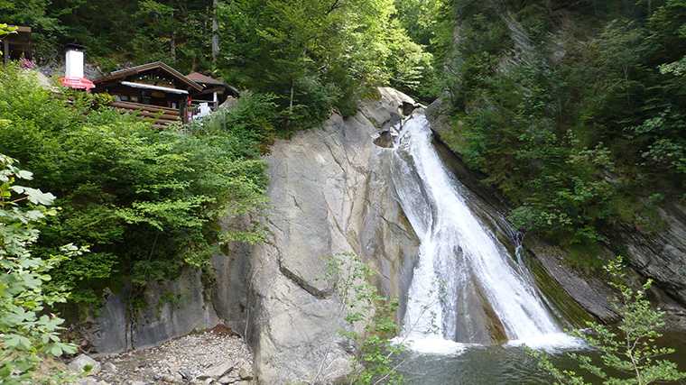 Een waterval in de Starzlachklamm.