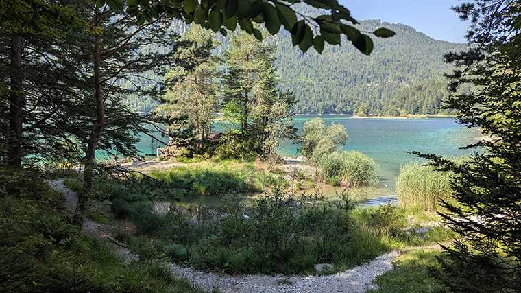 Het wandelpad langs de Eibsee in de Beierse Alpen.