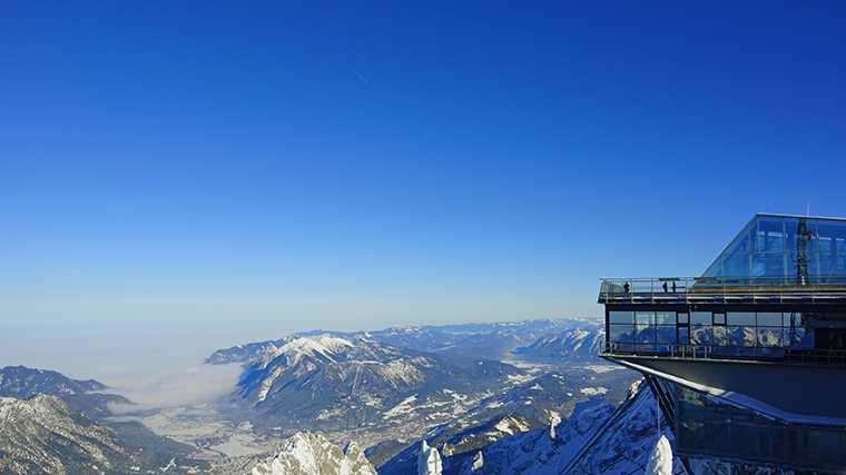 Het uitkijkplatform van de Zugspitze op de grens van Duitsland en Oostenrijk.