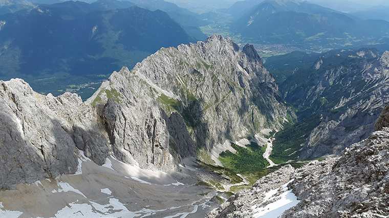 Zelf naar de top van de Zugspitze klimmen is alleen voor ervaren bergbeklimmers.