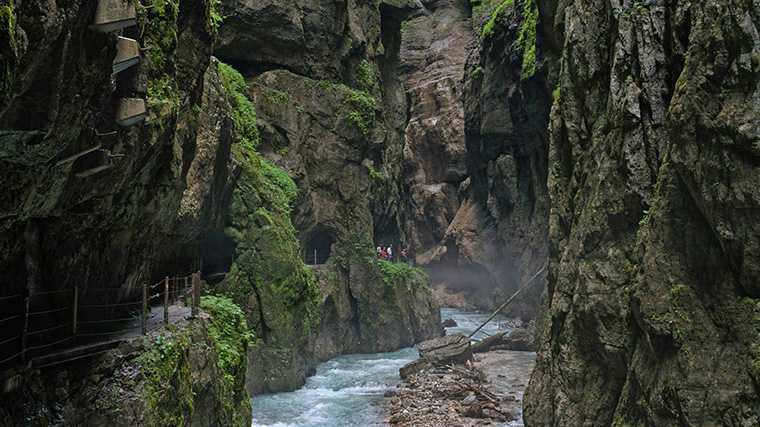 De route door de smalle Partnachklamm bij Garmisch-Partenkirchen. (Foto: https://unsplash.com/@noqqe)