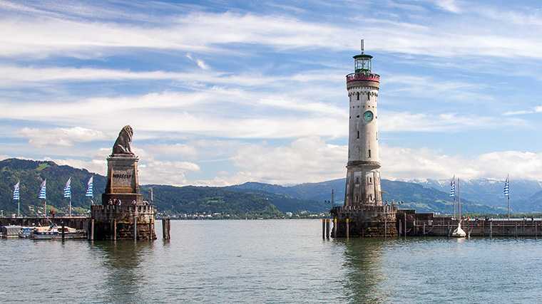 De haven van Lindau met het karakteristieke leeuwenbeeld en de enige vuurtoren van Beieren.