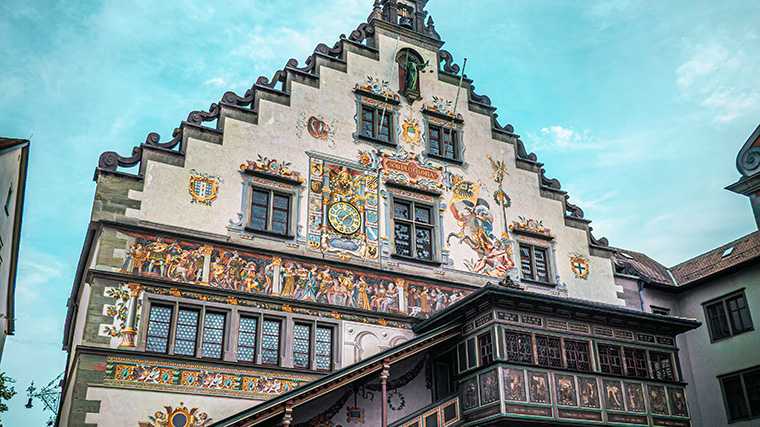 Het Alte Rathaus is een van de fraai gedecoreerde gebouwen in Lindau.