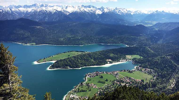 Het uitzicht op de Walchensee vanaf de berg Herzogstand.