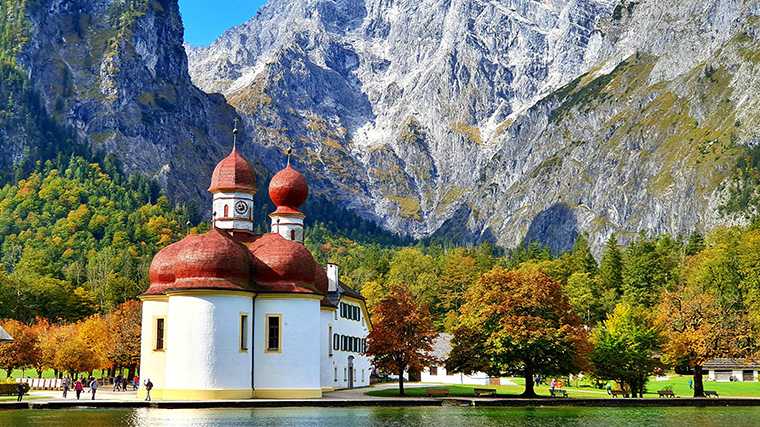 Het kerkje St. Bartholomä aan de oever van de Königssee.