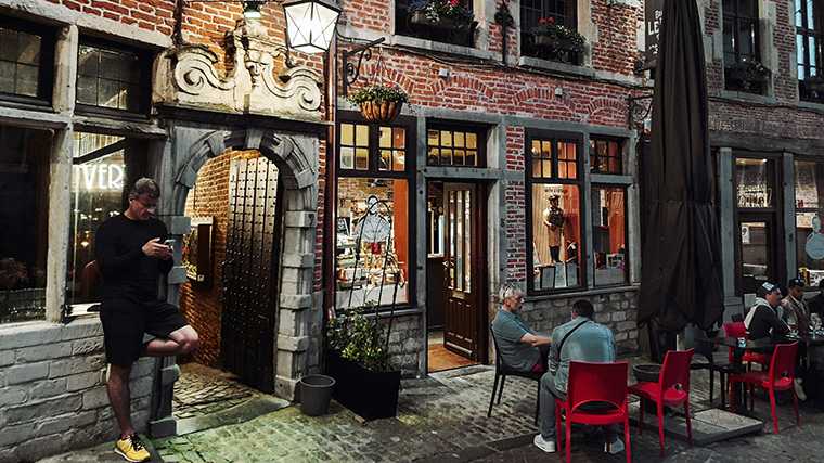 Ook dit is Brussel: de oergezellige Rollebeekstraat met cafés en terrasjes.