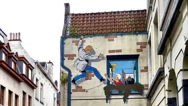 Een van de blinde muren in Brussel die is opgefleurd met een striptekening.