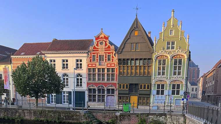 Drie middeleeuwse huizen aan de Haverwerf in Mechelen.