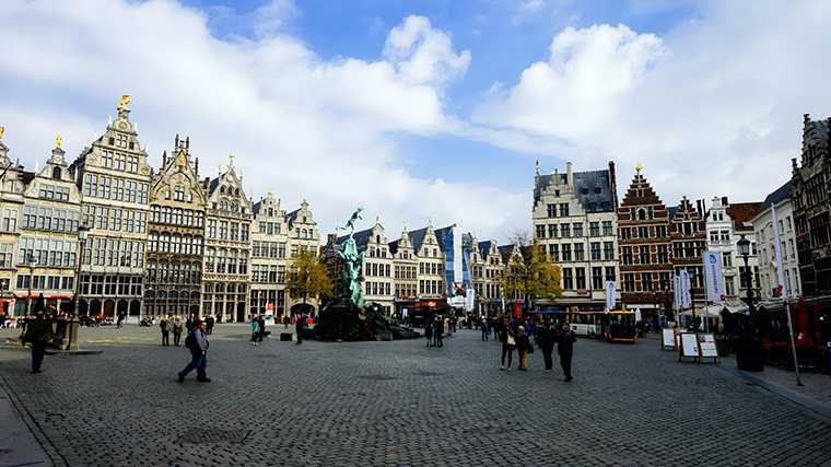 De Grote Markt met de Brabofontein in Antwerpen.