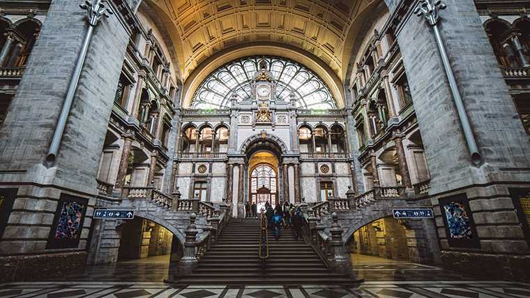 Ook als je niet met de trein reist, moet je het gezien hebben: het Antwerpse Centraal Station.