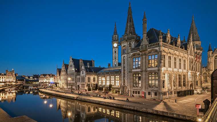 Zicht op de Graslei vanaf de Sint-Michielsbrug in Gent.