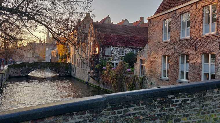 Huizen aan de Groenerei in Brugge, België.