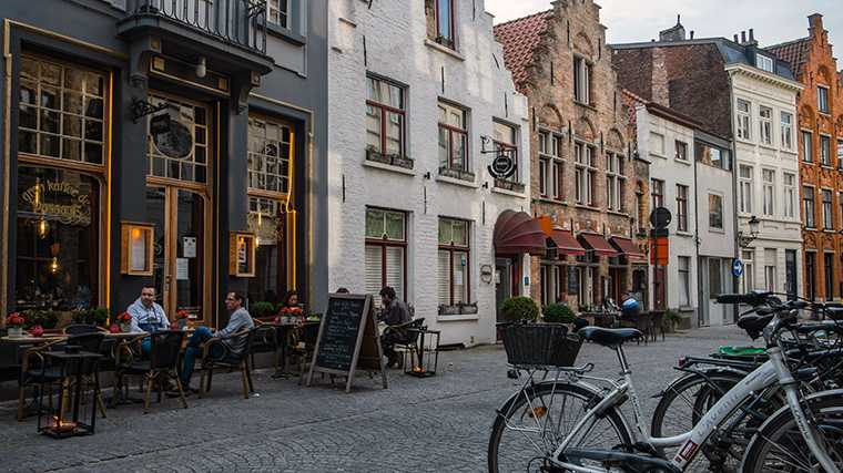 Gezellige terrasjes in het historische Brugge.