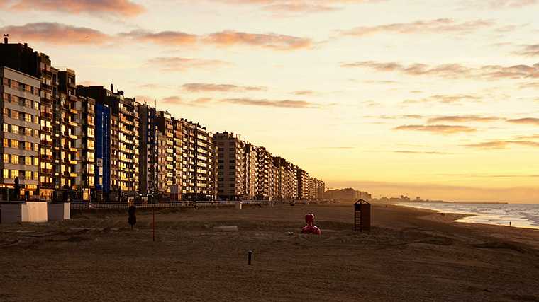 Op veel plaatsen staat de Belgische Noordzeekust vol appartementen, zoals hier in Middelkerke.