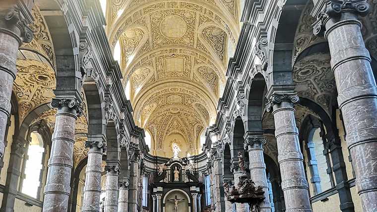 Het prachtige interieur van de Église Saint-Loup in Namur.