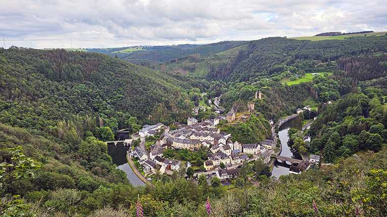 Esch-sur-Sûre ligt ingeklemd in een bocht van de rivier.