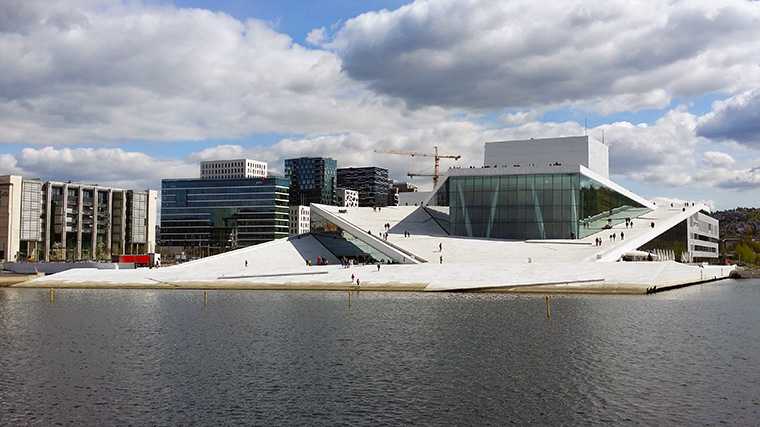 De hellingen bij het Operahuis bieden een mooi uitkijkpunt over de Oslofjord.