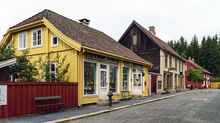 Ouderwetse winkeltjes in het openluchtmuseum van Lillehammer.