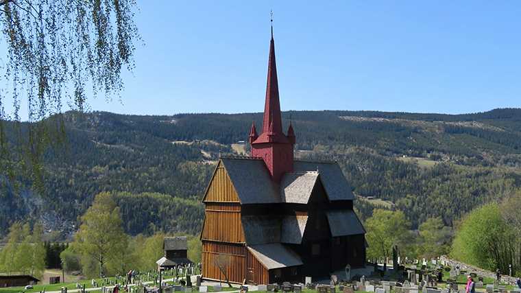 De staafkerk bij Ringebu in de vallei Gudbrandsdalen.