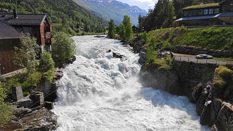 De waterval in het centrum van het dorpje Lom.
