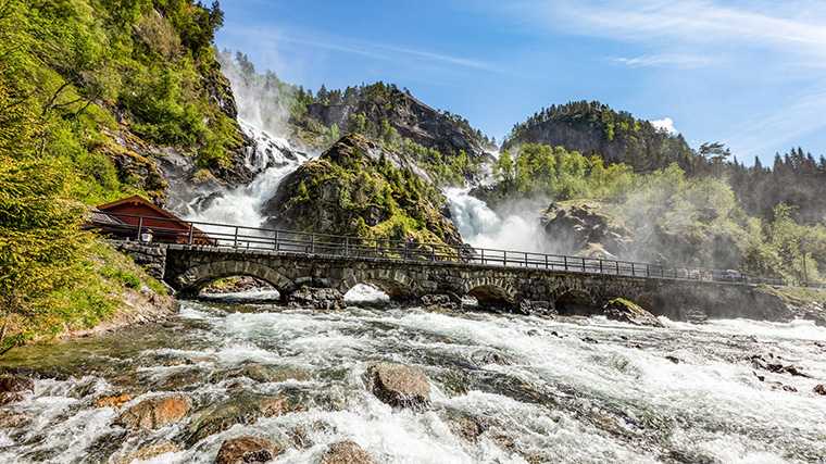 De twee stromen van de waterval Låtefossen.
