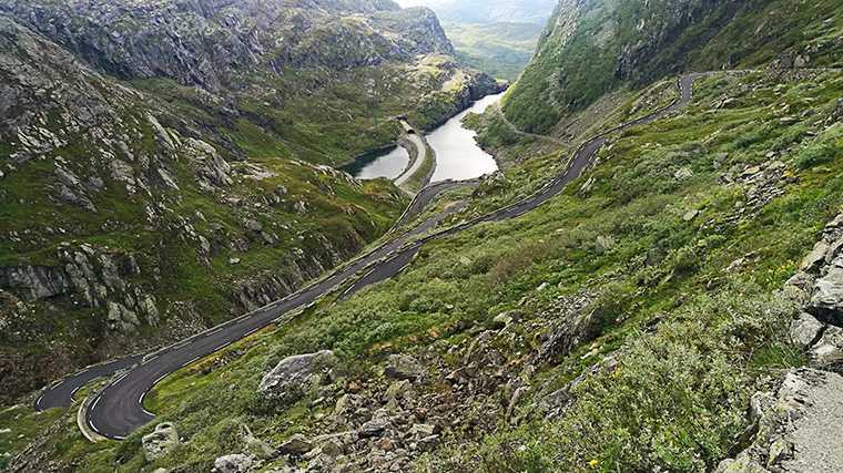 Aan jou de keuze: met je huurauto door de tunnel of over de kronkelige Røldalsfjellet.