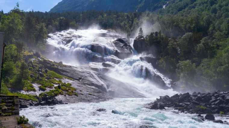 Tveitafossen is de eerste waterval die je tegenkomt in de Husedalen.