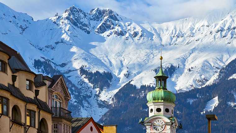Overal in Innsbruck heb je uitzicht op besneeuwde bergtoppen.